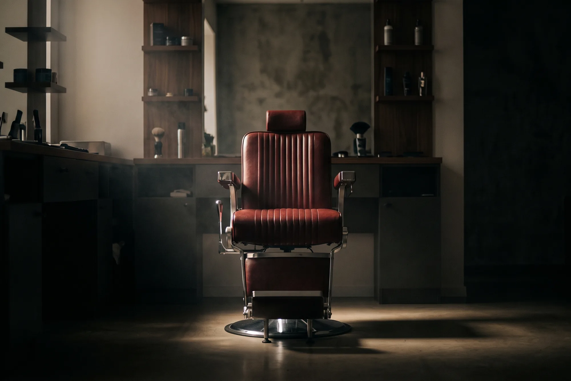 Scaunul de barbier într-o lumină joasă, în salonul gol